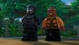 la Panthère Noire dans son costume de super héros se tient à côté d'Okoye dans son uniforme de guerrier dans une forêt
