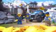 Trois personnages jaunes, habillés comme des ouvriers du bâtiment, se tiennent devant un gros camion bleu et un chantier de construction.