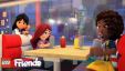 trois filles assises à une table dans un restaurant buvant des milkshakes